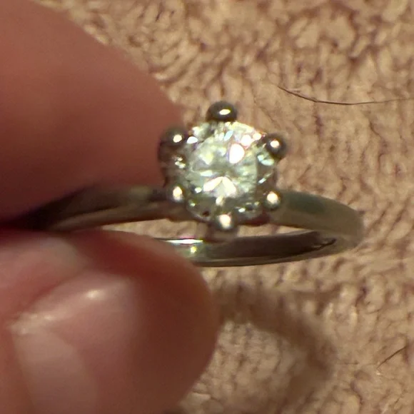 Stunning solitaire looks like white gold and real diamond but not checked - Picture 4 of 8